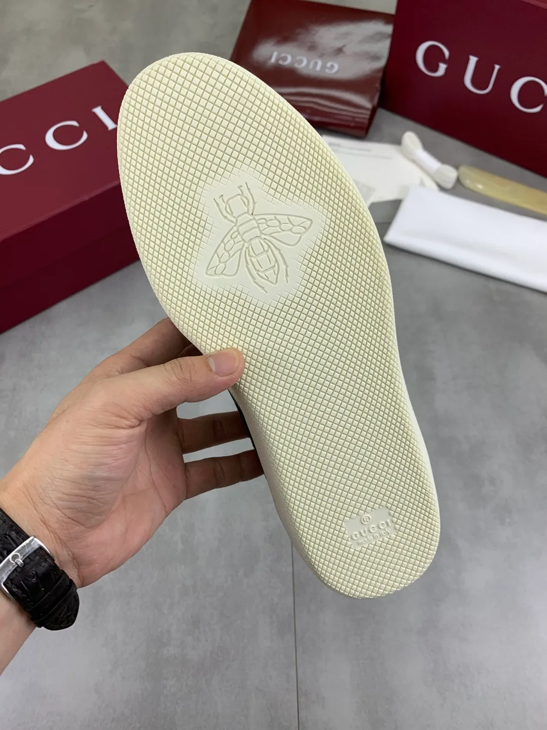 Men's shoes 💰P562 New GUCCI classic design moral training element catwalk model, matching version of top quality moral training shoes for men and women. Epoxy logo process is concave and convex, matching oil edge technology, punched cowhide cloth surface, suede cowhide surface splicing, breathable and not stuffy, the original overlasted shoe model is comfortable on the feet.  Fabric: Matched leather + cloth + mesh Lining: Water-dyed sheepskin Foot: Water-dyed sheepskin Outsole: Original molded TP matching environmentally friendly material Packaging: Top counter full set of packaging Female 35-42 (Female 41.42. Customized) Male 39-46 (46 customized)